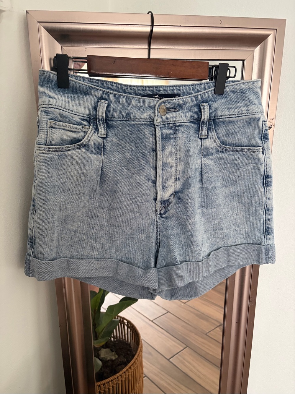 Hollister Ultra High Rise Vintage Stretch Mom Shorts Light Wash Denim W30